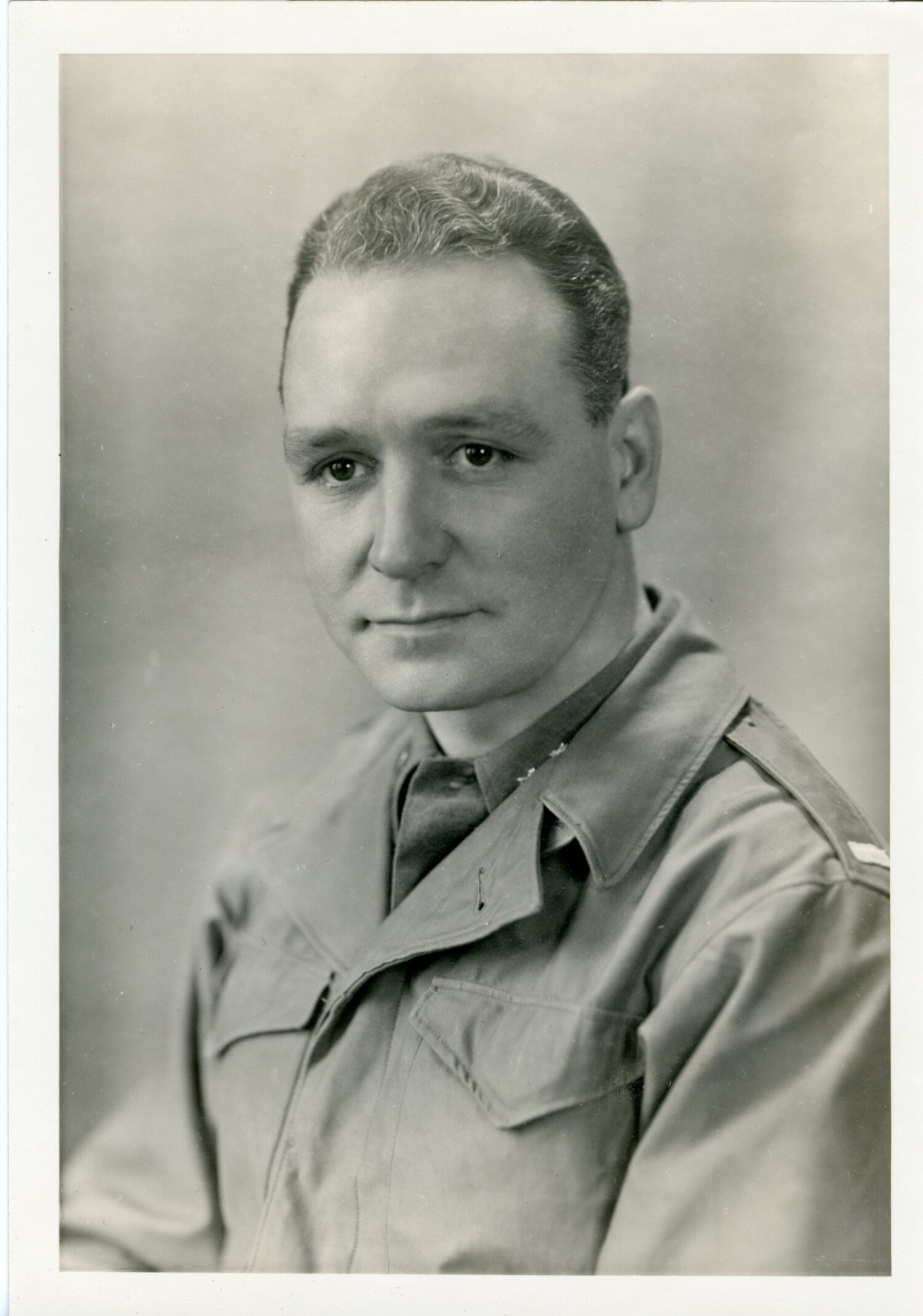 Horace-Hansen-Lieutenant-c.-1944.jpg