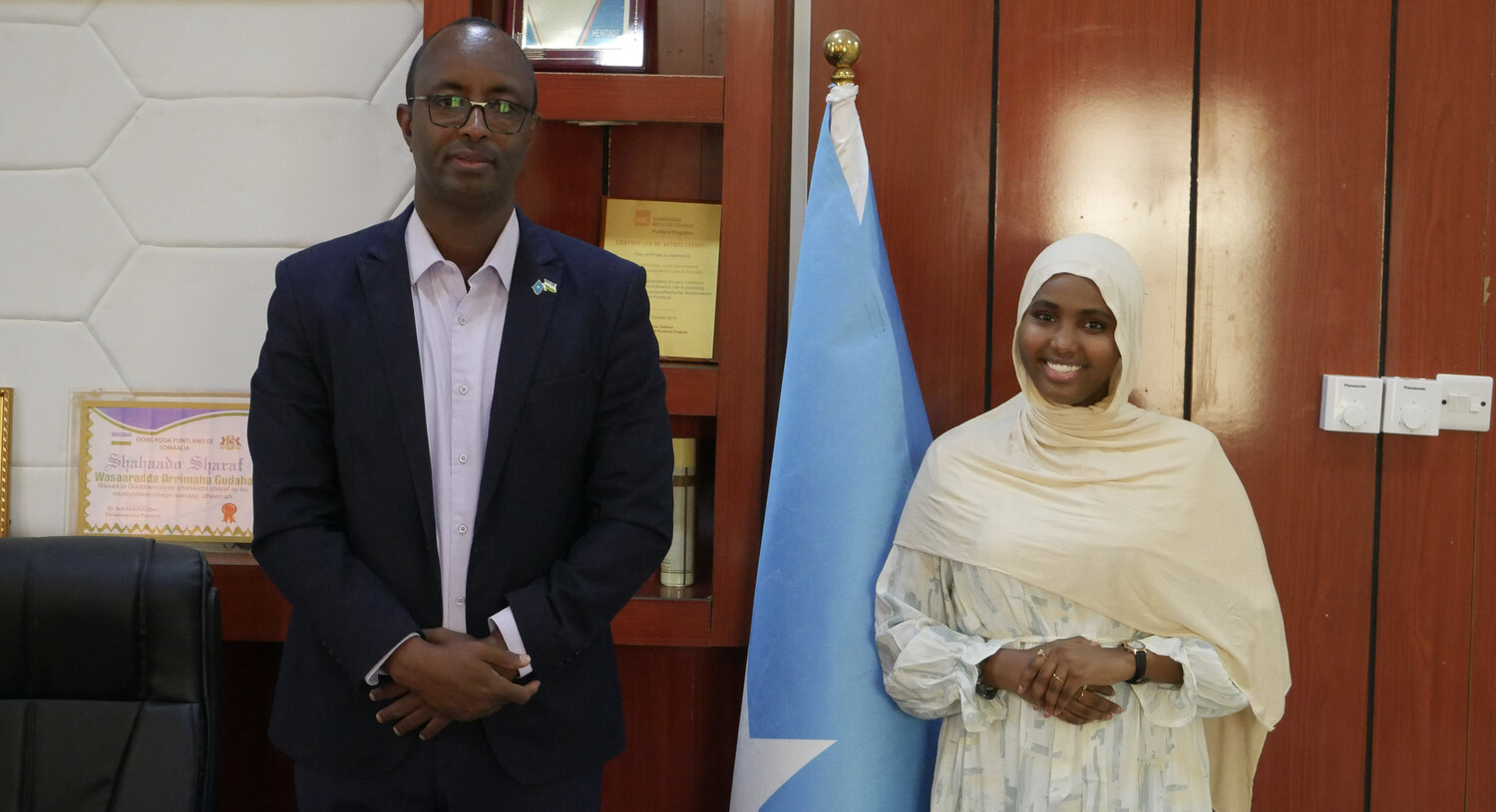 2L Samia Osman with the Minister of Interior, Federal Affairs & Democratisation of the Puntland State Government in Somalia, HE Mohamed Abdirahman Ahmed